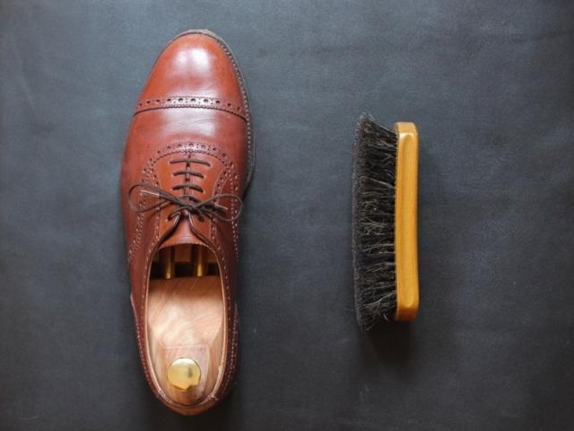 Na čištění vám bude často stačit jen kartáč na boty. Zdroj: https://gentlemanstore.cz