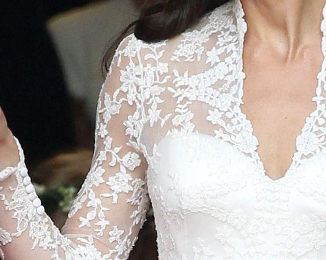 zdroj: http://media3.popsugar-assets.com/files/2011/04/17/5/192/1922564/0da1840c81c07390_kate_bodice/i/Kate-Middleton-Wedding-Dress.jpg
