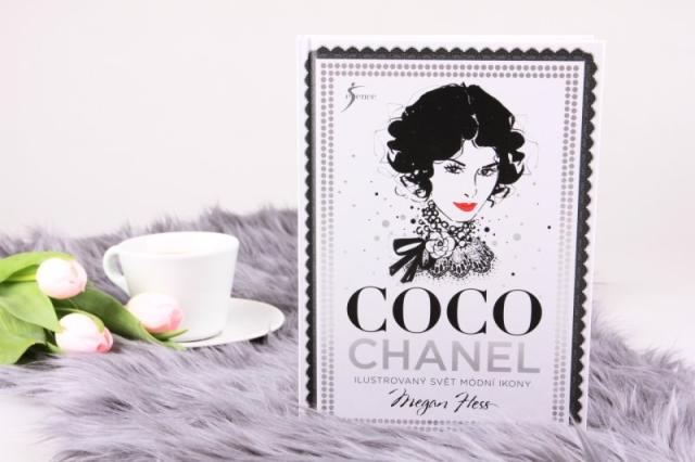Kniha Coco Chanel se bude ve vaší knihovně vyjímat.