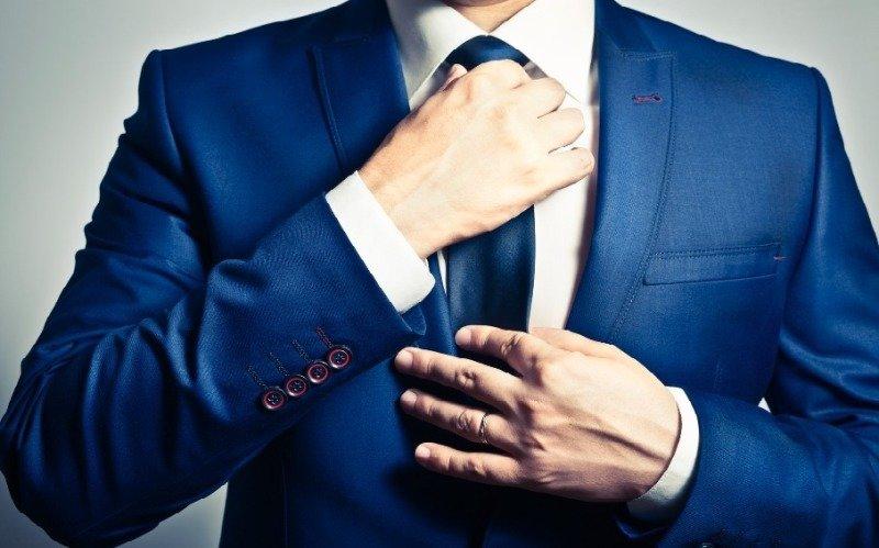 Dorazit v obleku a hned u vstupu sundavat kravatu? Holt takový je český styl. Zdroj foto: Irina Braga / Shutterstock