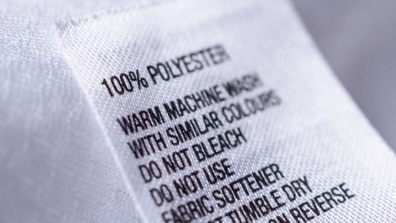 Polyester je všude! Schválně se podívejte, kolik kousků ve vašem šatníku ho obsahuje.