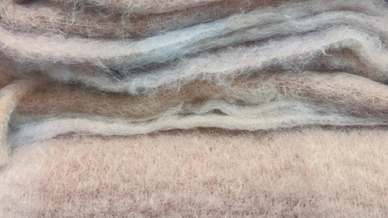 Ve svetru z alpaky vám rozhodně bude teplo. Zdroj: Natascha Kaukorat / Shutterstock, Inc.